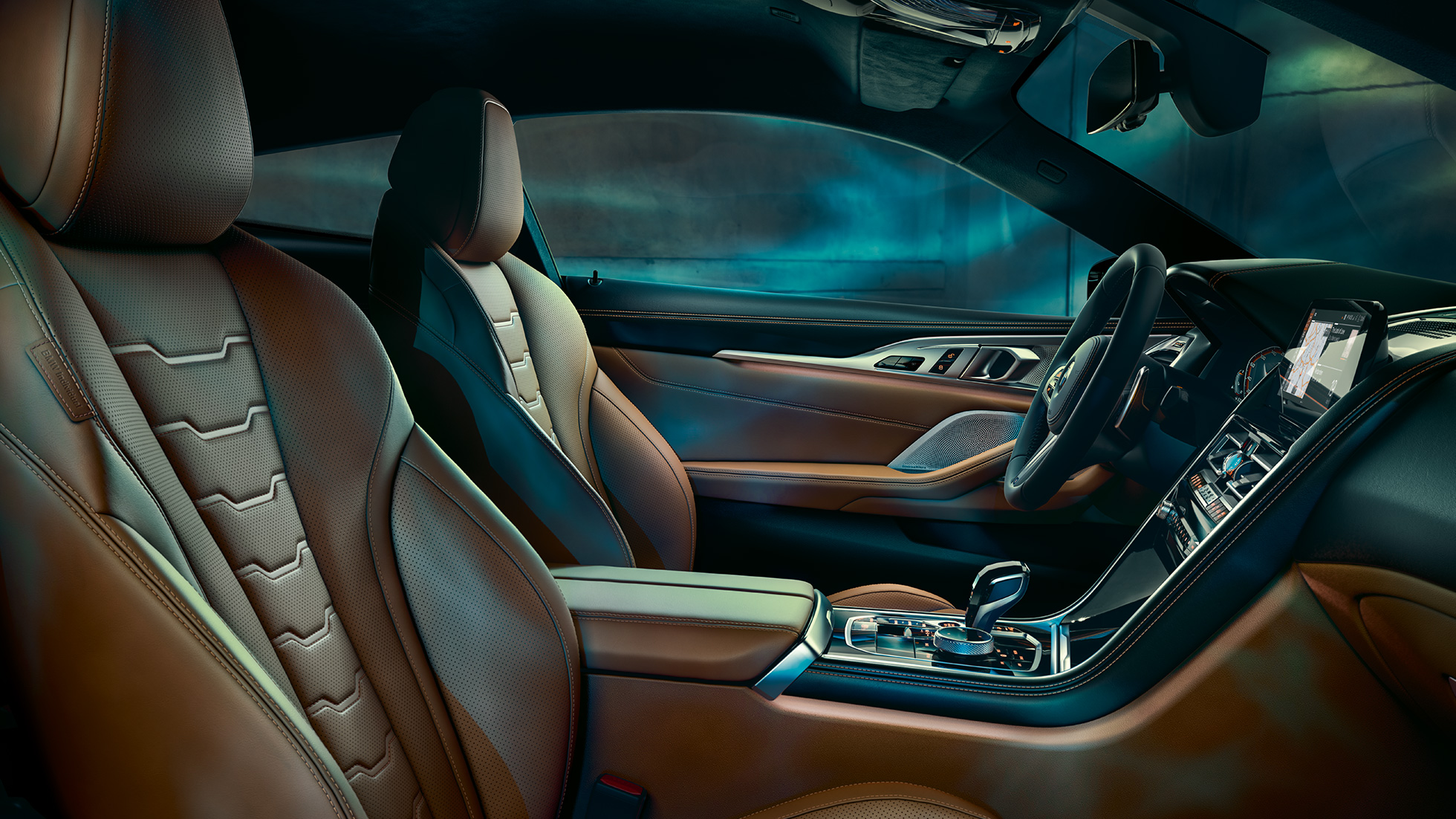 Interiorul BMW M850i xDrive Coupé. Imagine cu interiorul BMW M850i xDrive Coupé cu scaune multifuncţionale din piele Merino în Tartufo/ negru, cu conţinut extins de la BMW Individual.