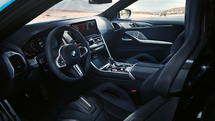 BMW M8 Competition Coupé, habitaclu, interior, volan M îmbrăcat în piele, scaune M Carbon