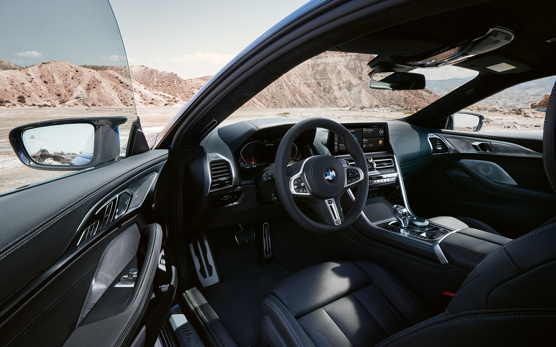 BMW M850i xDrive Coupé, habitaclu orientat spre conducător auto cu volan M îmbrăcat în piele BMW M850i xDrive Coupé, habitaclu orientat spre conducător auto cu volan M îmbrăcat în piele, portieră faţă deschisă