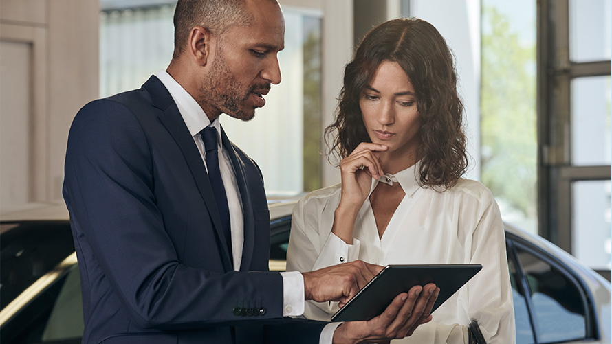 BMW Service angajat ajutând un client