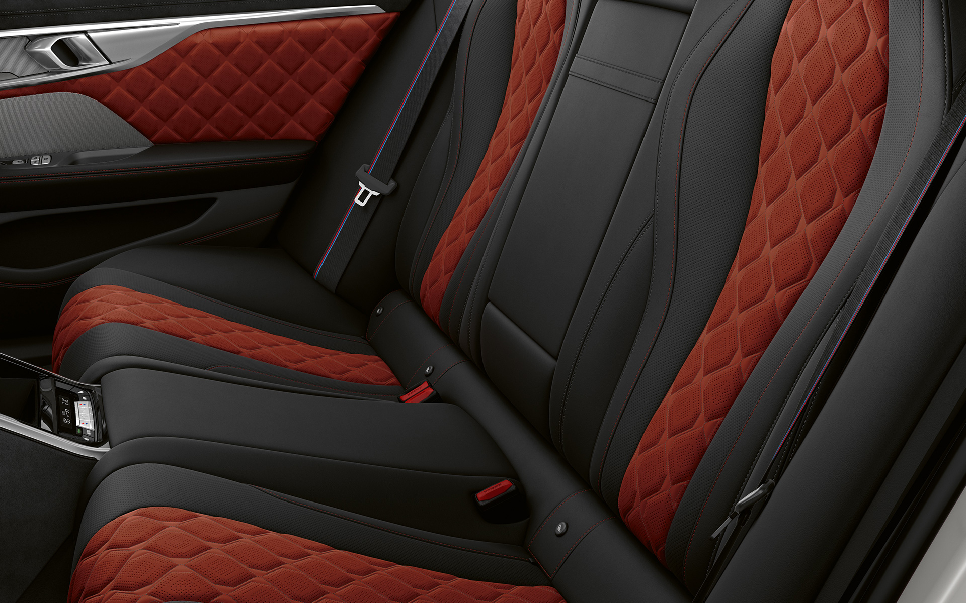 BMW M8 Competition Gran Coupé, interior, banchetă spate cu centuri de siguranţă specifice M