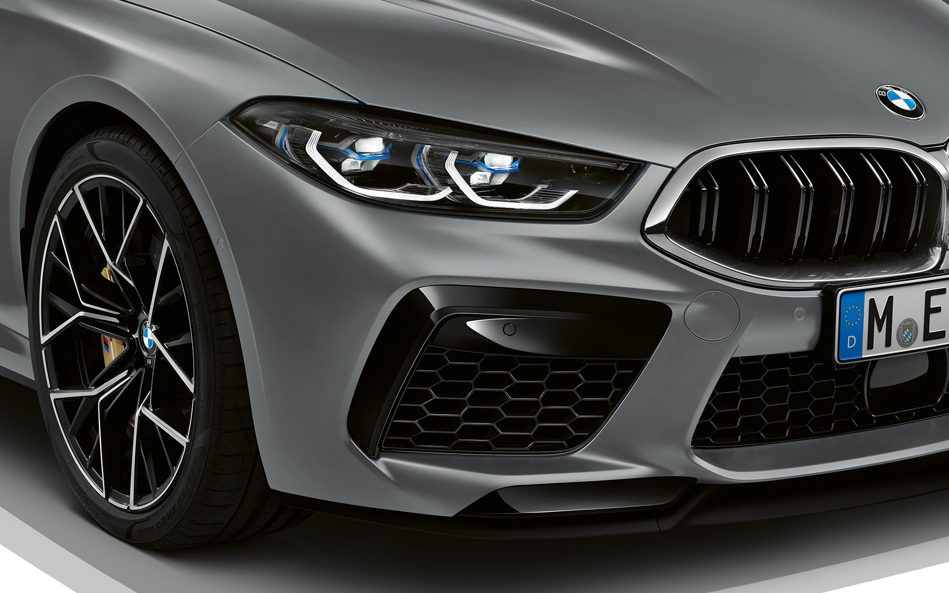 BMW M8 Gran Coupé, BMW Individual Gri Frozen Pure, spoiler faţă M