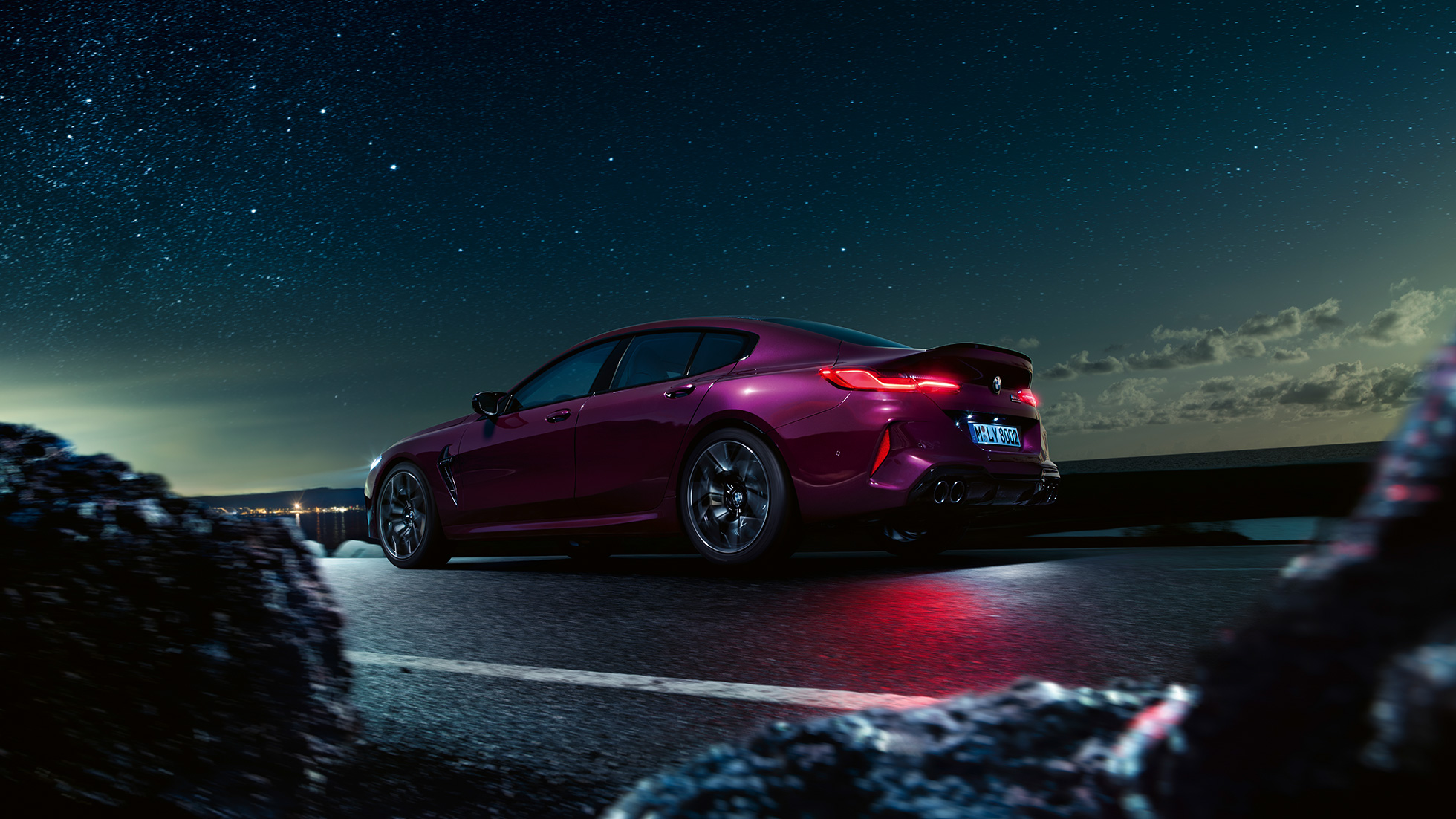 Imagine de jos cu trei sferturi din partea spate a BMW M8 Competition Gran Coupé Imagine de jos cu trei sferturi din partea spate a BMW M8 Competition Gran Coupé, F93, 2020, în Ametrin metalizat de la BMW Individual