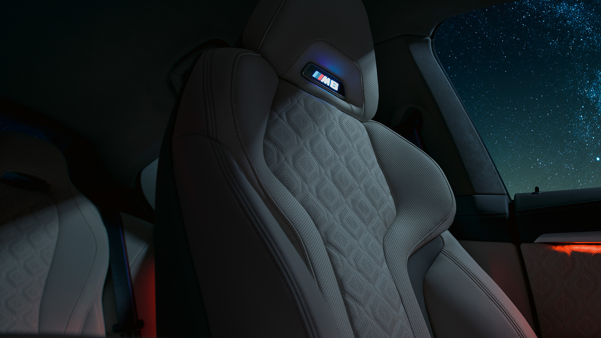 Scaunele M Sport cu logo „M8” ale BMW M8 Competition Gran Coupé Imagine din interior cu scaunele M Sport cu logo „M8” ale BMW M8 Competition Gran Coupé, F93, 2020