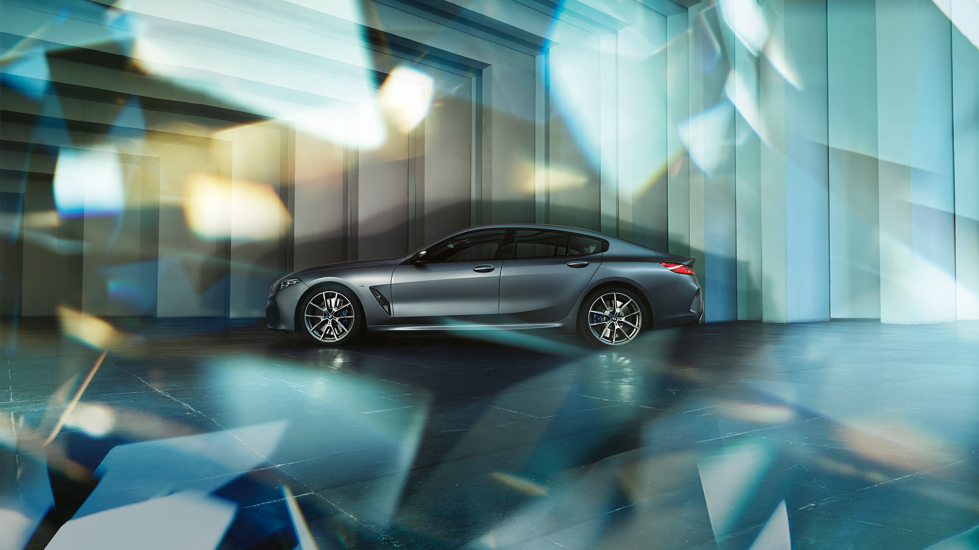 Silueta coupé a BMW M850i xDrive Gran Coupé Imagine din lateral cu silueta coupé a BMW M850i xDrive Gran Coupé, G16, 2019, în Frozen Bluestone metalizat de la BMW Individual