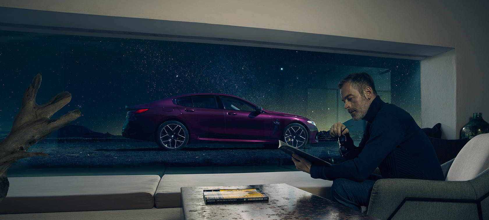 Imagine din lateral cu BMW M8 Competition Gran Coupé, privit printr-un geam Imagine din lateral cu BMW M8 Competition Gran Coupé, F93, 2020, în Ametrin metalizat de la BMW Individual, privit printr-un geam