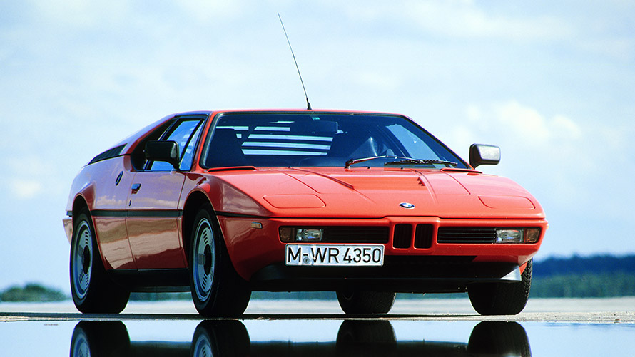 Imagine cu trei sferturi din partea frontală a BMW M1 E26, staţionând Imagine cu trei sferturi din partea frontală a seriei BMW M BMW M1 E26, staţionând