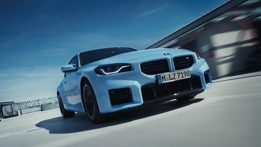 Imagine din partea laterală a BMW M2 F87, rulând pe stradă Imagine din partea laterală a BMW M BMW M2 F87, rulând pe stradă
