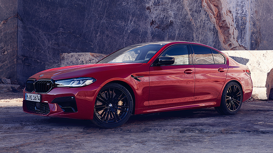 Imagine cu trei sferturi din partea frontală a BMW M5 F90 în mers pe stradă Imagine cu trei sferturi din partea frontală a BMW M BMW M5 F90, rulând pe stradă