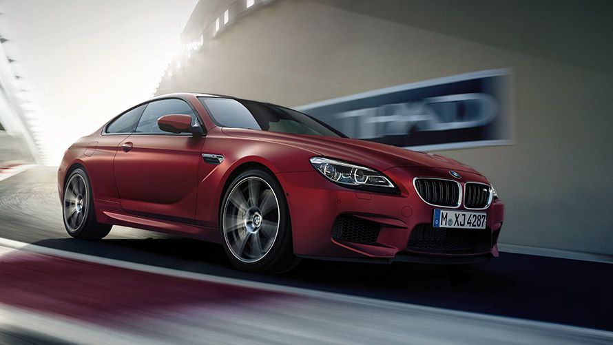 Imagine cu trei sferturi din partea laterală a BMW M6 F13, rulând pe stradă Imagine cu trei sferturi din partea laterală a BMW M BMW M6 F13, rulând pe stradă