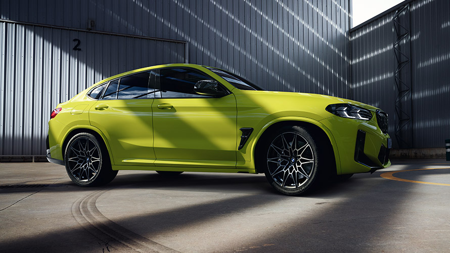 Imagine cu trei sferturi din partea laterală a BMW M4 G82, staţionând Imagine cu trei sferturi din partea laterală a BMW M BMW M4 G82, staţionând