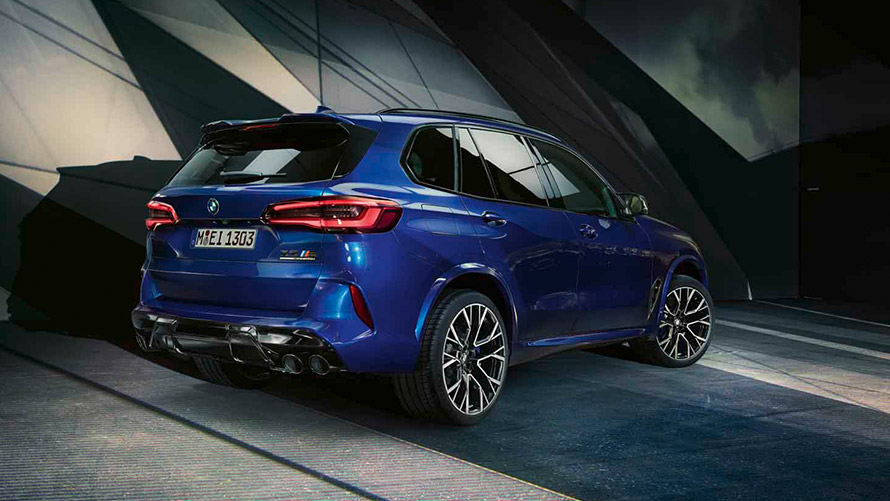 Imagine cu trei sferturi din partea din spate a BMW X5 M F95, staţionând Imagine cu trei sferturi din partea din spate a BMW M BMW X5 M F95, staţionând