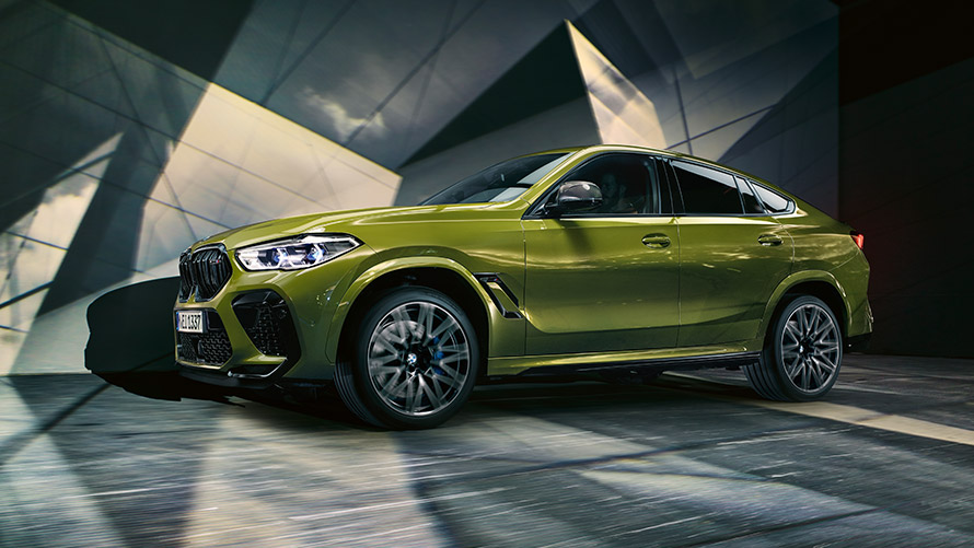 Imagine cu trei sferturi din partea laterală a BMW X6 M F96, staţionând Imagine cu trei sferturi din partea laterală a BMW M BMW X6 M F96, staţionând
