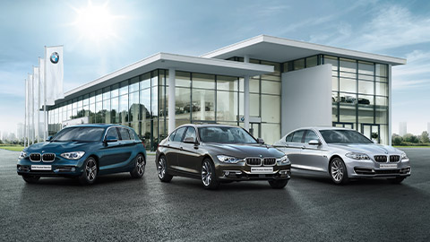 BMW M Automobile BMW staţionând în faţa unui partener BMW