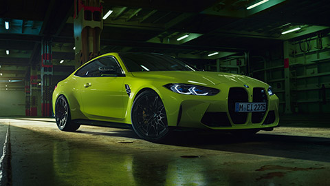 Imagine cu trei sferturi din partea laterală a BMW M BMW M4 G82, staţionând