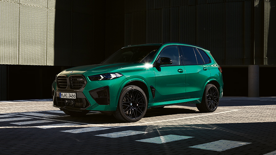 Imagine cu trei sferturi din partea din spate a BMW X5 M F95, staţionând Imagine cu trei sferturi din partea din spate a BMW M BMW X5 M F95, staţionând