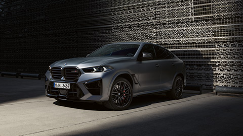 Imagine cu trei sferturi din partea laterală a BMW X6 M F96, staţionând Imagine cu trei sferturi din partea laterală a BMW M BMW X6 M F96, staţionând
