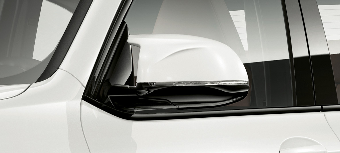 Imagine cu BMW X3 M, cu oglinzi exterioare în culoarea caroseriei. Imagine cu partea exterioară a BMW X3 M în Alb Alpine, cu oglinzi exterioare în culoarea caroseriei.