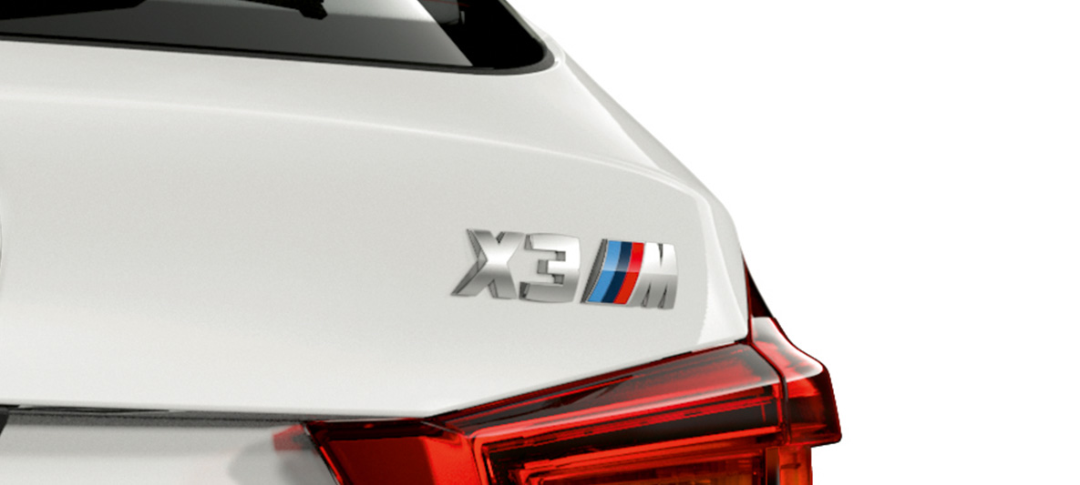 Imagine cu BMW X3 M, cu inscripţionarea denumirii modelului. Imagine cu partea spate exterioară a BMW X3 M în Alb Alpine, cu inscripţionarea denumirii modelului în partea spate.
