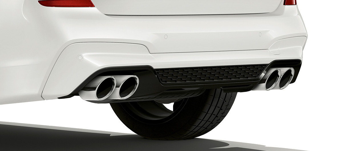 Imagine cu partea spate a BMW X3 M, cu ţevi de eşapament cromate. Imagine cu partea spate exterioară a BMW X3 M în Alb Alpine, cu ţevi de eşapament cromate.