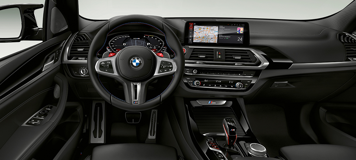 Imagine cu BMW X3 M, cu volan M îmbrăcat în piele. Imagine cu habitaclu BMW X3 M, cu volan M îmbrăcat în piele cu cusături M contrastante.