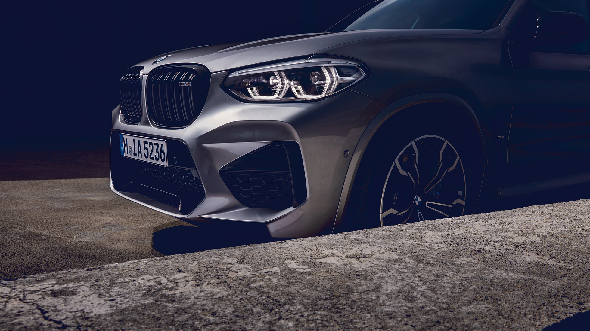 Imagine cu partea laterală faţă a BMW X3 M Competition. Imagine cu partea laterală faţă a BMW X3 M Competition în Gri Donington metalizat.
