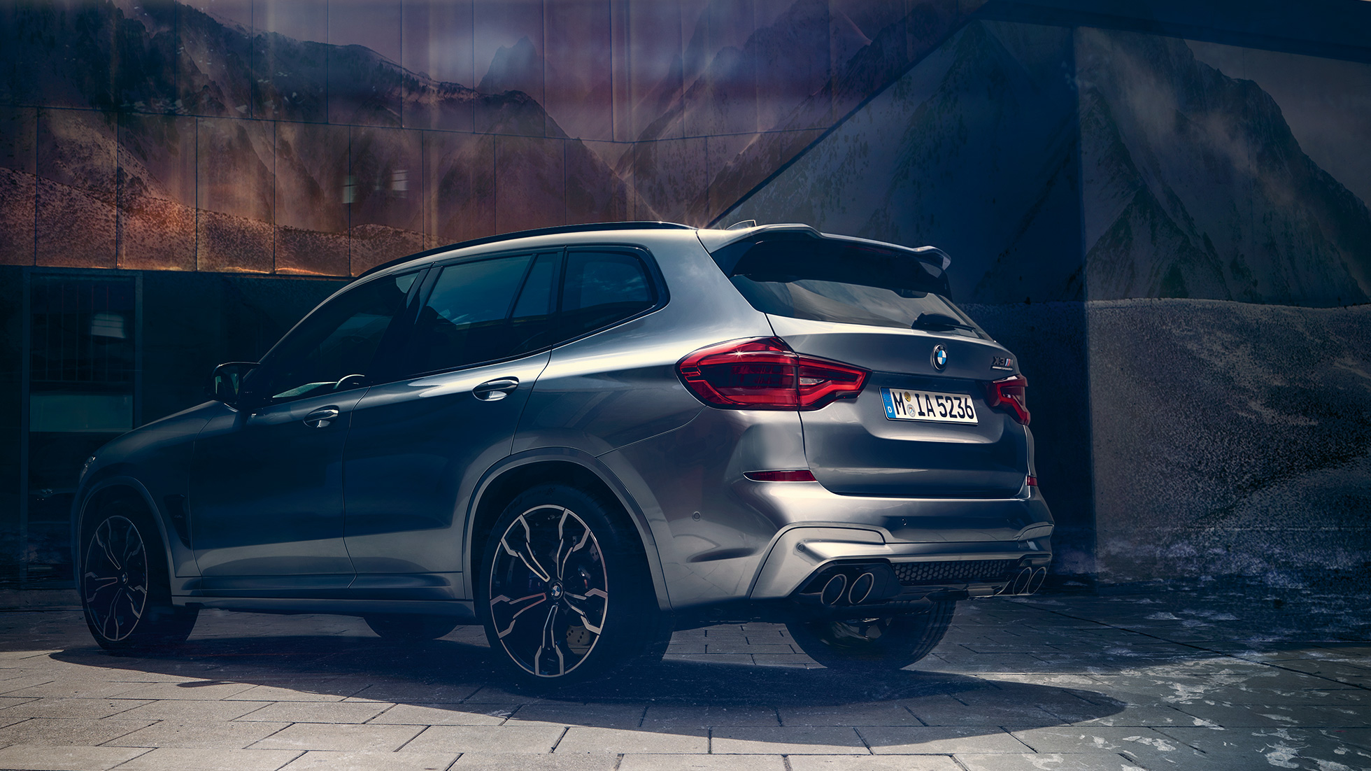 Imagine cu partea laterală spate a BMW X3 M Competition. Imagine cu partea laterală spate a BMW X3 M Competition în Gri Donington metalizat.
