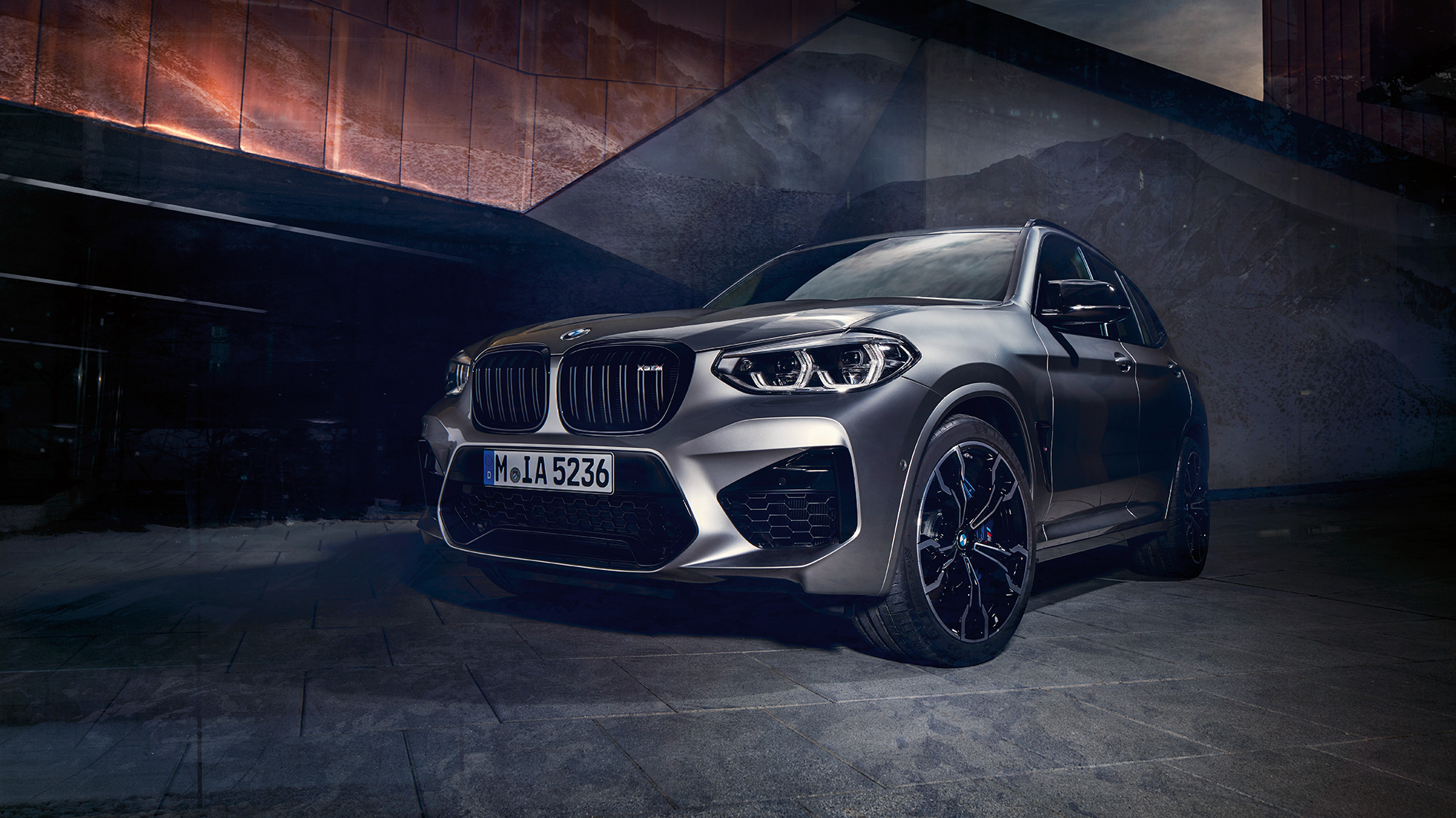 Imagine cu trei sferturi din partea frontală a BMW X3 M Competition. Imagine cu trei sferturi din partea frontală exterioară a BMW X3 M Competition în Gri Donington metalizat.