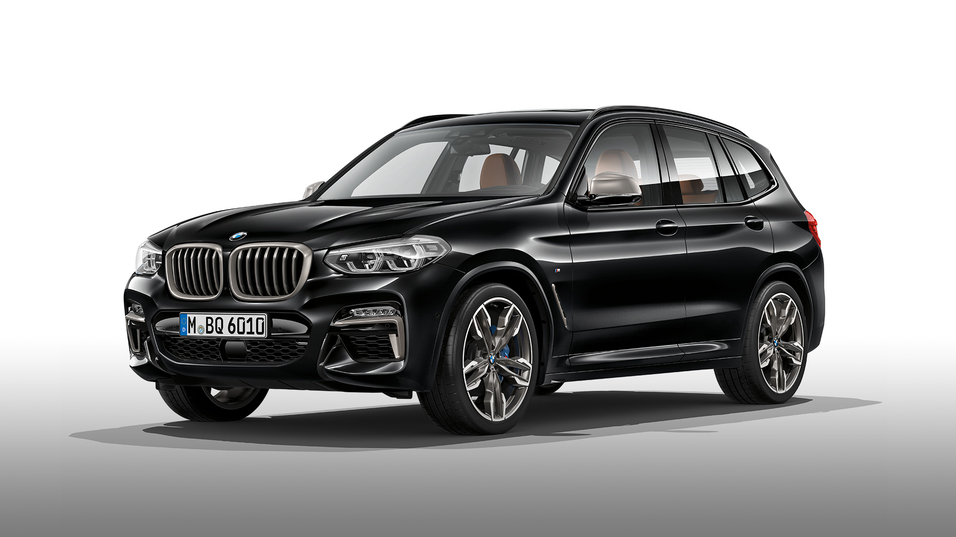 Perspectivă laterală a BMW X3 M40i şi BMW X3 M40d. Perspectivă laterală a exteriorului BMW X3 M40i şi BMW X3 M40d în Negru Sapphire metalizat.