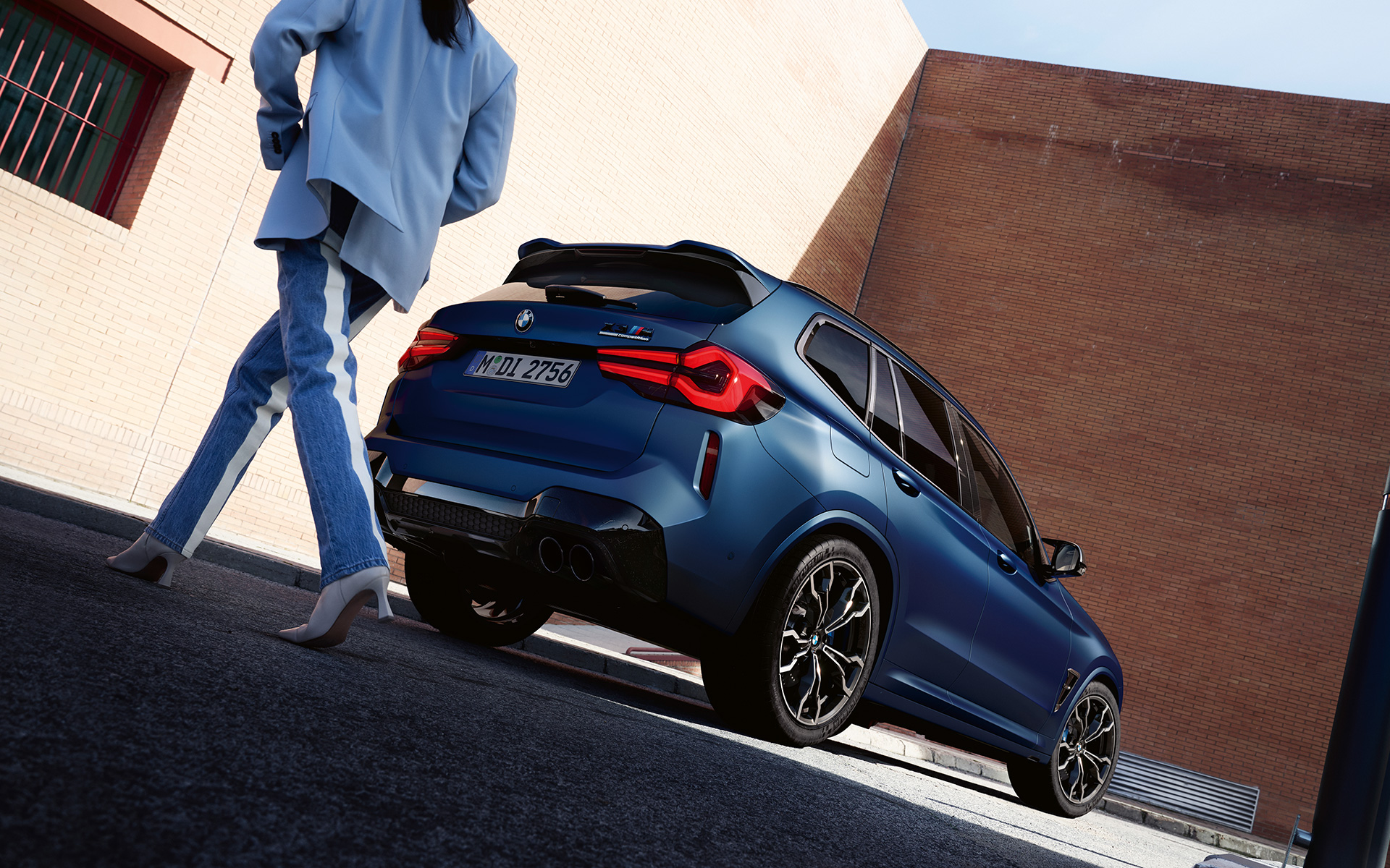 Imagine cu unghi redus cu trei sferturi din partea din spate a unui BMW X3 M Competition F97 LCI Facelift 2021 în Albastru Frozen Marina Bay, cu un model