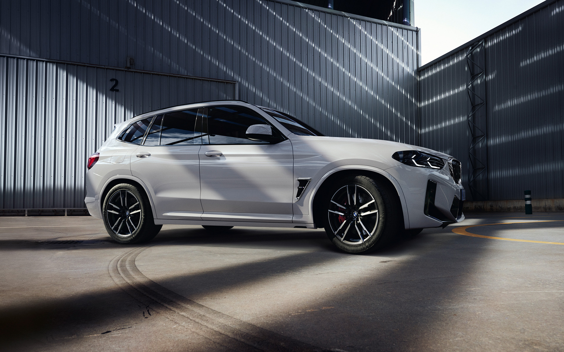 Imagine din partea laterală unui BMW X3 M F97 LCI Facelift 2021 Alb Alpine, staţionând