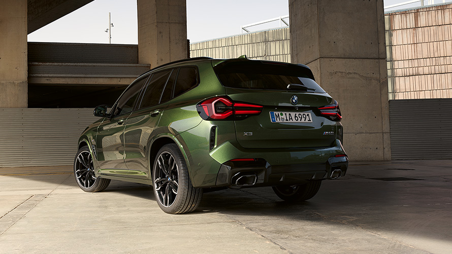 Imagine cu trei sferturi din partea din spate a unui BMW X3 M40i G01 LCI Facelift 2021, staţionând Imagine cu trei sferturi din partea din spate a unui BMW X3 M40i G01 LCI Facelift 2021 Verde Malachite, staţionând