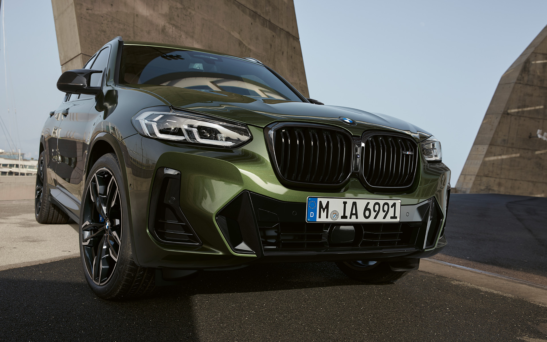 Imagine din partea frontală cu BMW X3 M40i G01 LCI Facelift 2021 Verde Malachite, staţionând