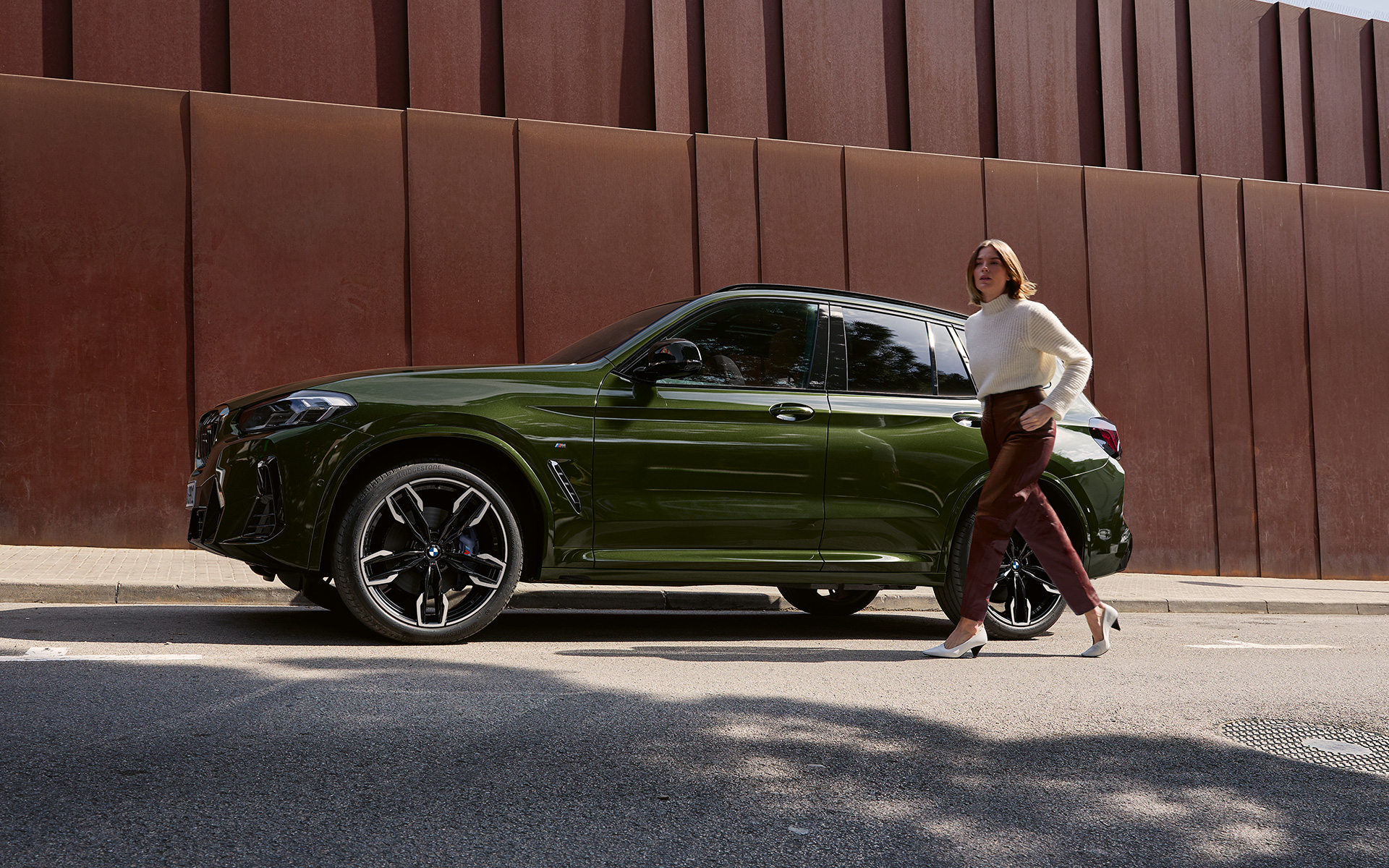 Imagine din partea laterală cu BMW X3 M40i G01 LCI Facelift 2021 Verde Malachite, cu model feminin