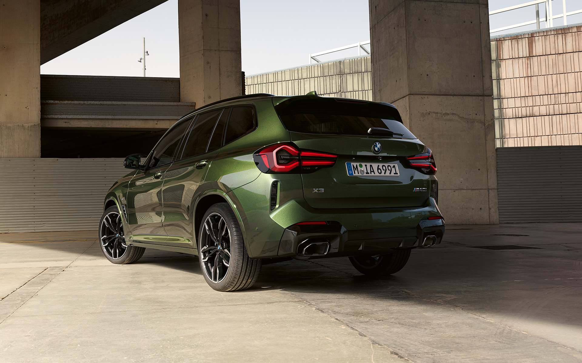 Imagine cu trei sferturi din partea din spate a unui BMW X3 M40i G01 LCI Facelift 2021 Verde Malachite, staţionând