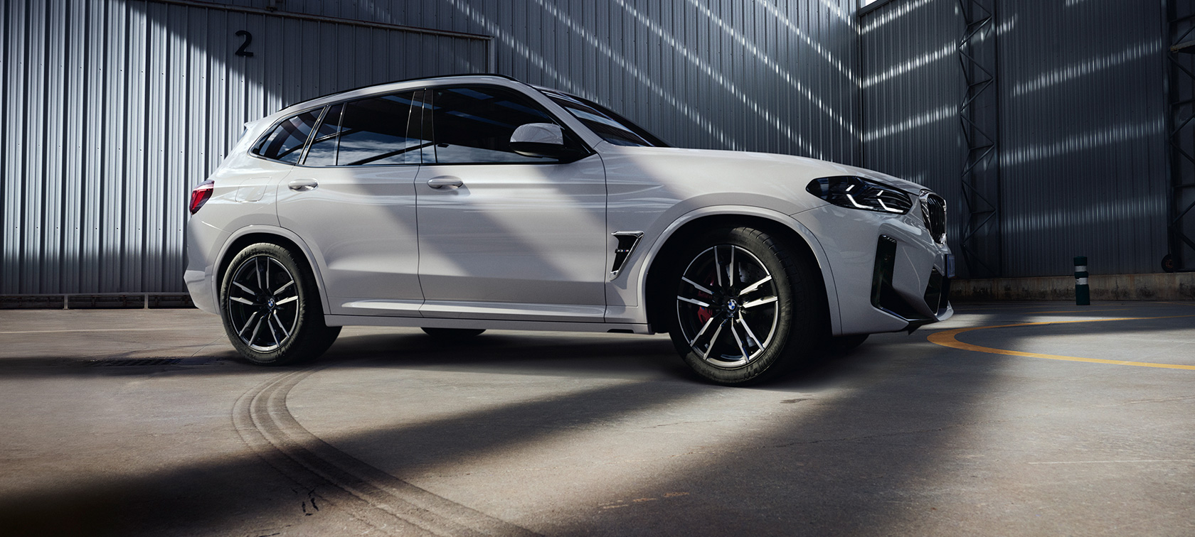 Imagine cu trei sferturi din partea laterală a unui BMW X3 M F97 LCI Facelift 2021 Imagine cu trei sferturi din partea laterală a unui BMW X3 M F97 LCI Facelift 2021, Alb Alpine