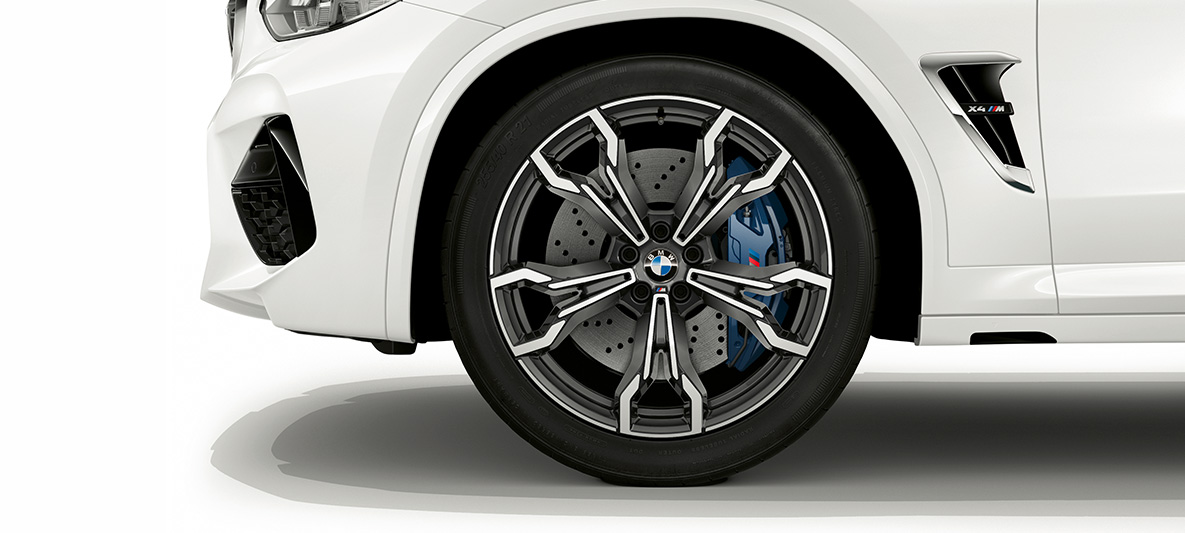 Imagine cu BMW X4 M, cu jante M din aliaj uşor de 21”, în Gri Orbit. Imagine cu partea exterioară a BMW X4 M în Alb Alpine, cu jante M din aliaj uşor de 21”, în Gri Orbit.