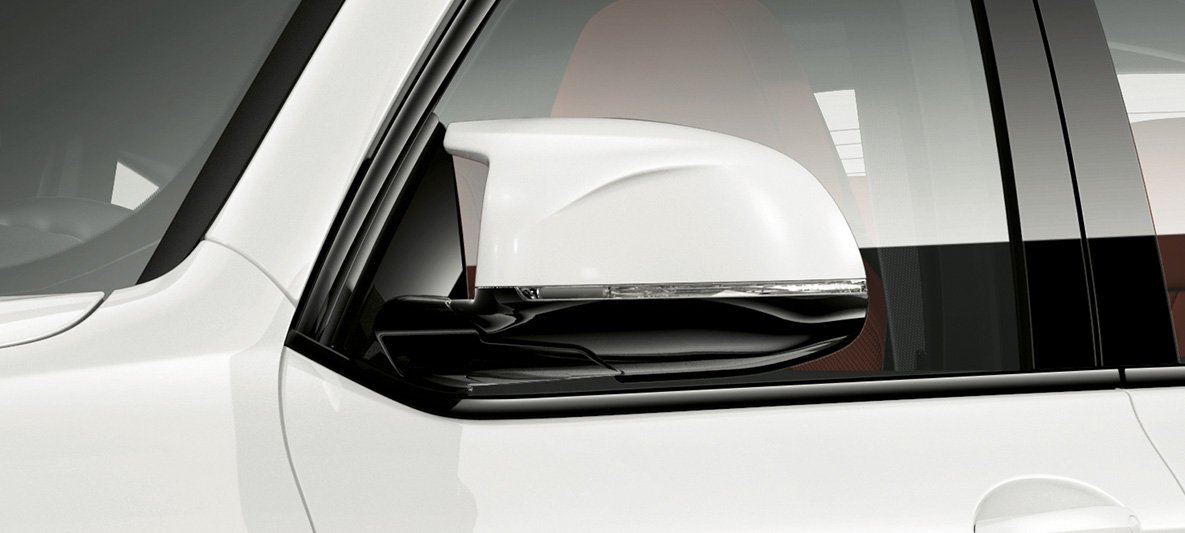Imagine cu BMW X4 M, cu oglinzi exterioare în culoarea caroseriei. Imagine cu partea exterioară a BMW X4 M în Alb Alpine, cu oglinzi exterioare în culoarea caroseriei.