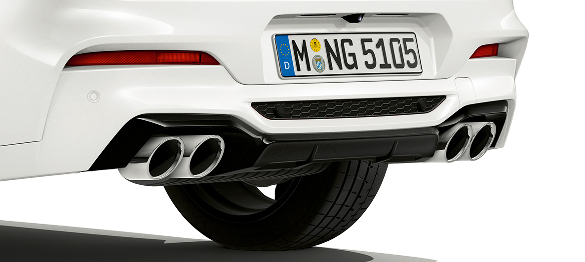 BMW X4 M, cu ţevi de eşapament cromate. Imagine cu partea spate exterioară a BMW X4 M în Alb Alpine, cu ţevi de eşapament cromate.