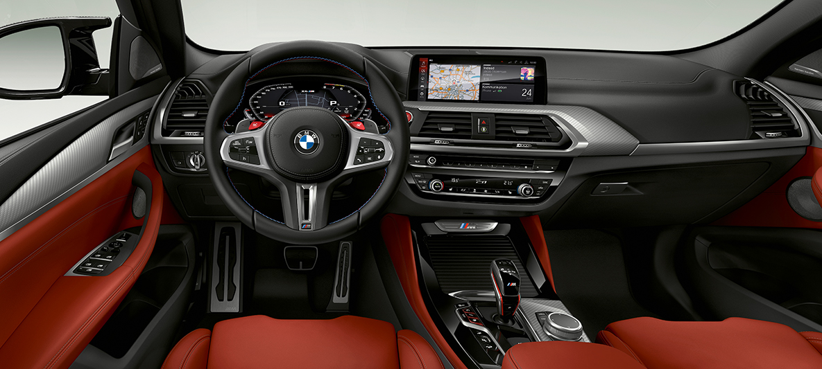 Imagine cu BMW X4 M, cu volan M îmbrăcat în piele. Imagine cu habitaclul BMW X4 M, cu volan M îmbrăcat în piele cu cusături M contrastante.