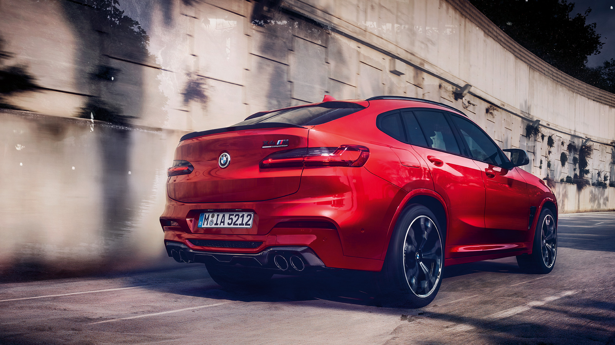 Imagine cu BMW X4 M Competition cu capace oglinzi din carbon. Imagine cu BMW X4 M Competition în Roşu Toronto metalizat cu pachetul M din carbon pentru exterior şi capace oglinzi din carbon.