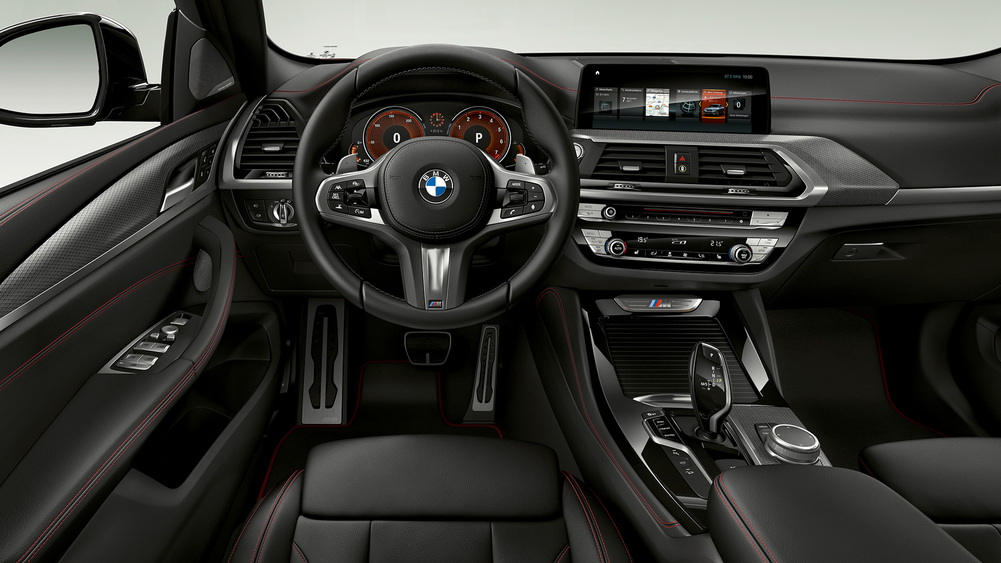 Habitaclul BMW X4 M40i şi BMW X4 M40d. Habitaclul BMW X4 M40i şi BMW X4 M40d cu volan M îmbrăcat în piele şi scaune Sport.