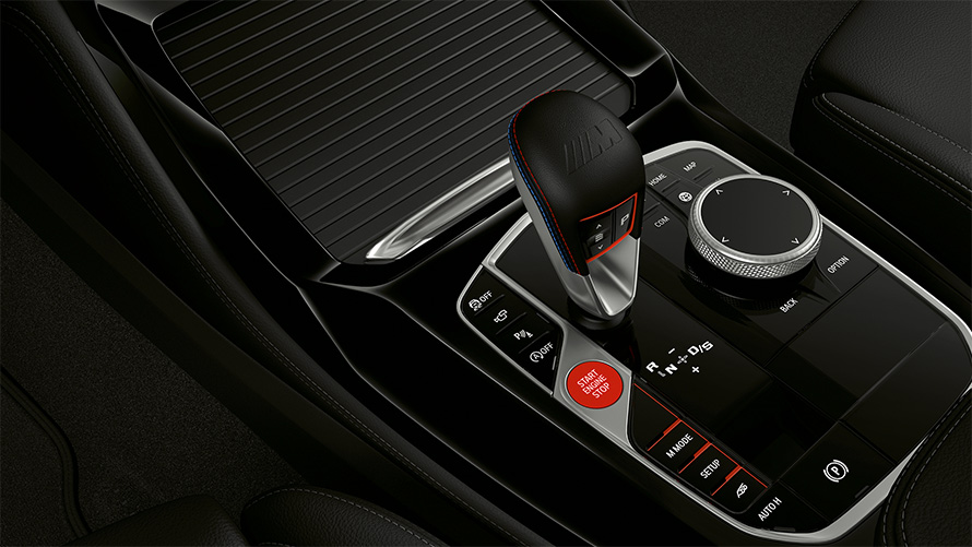 Manetă pentru schimbarea vitezelor BMW X4 M Competition F98 LCI 2021 Imagine în prim plan cu consola centrală şi cu maneta pentru schimbarea vitezelor dintr-un BMW X4 M Competition F98 LCI Facelift 2021