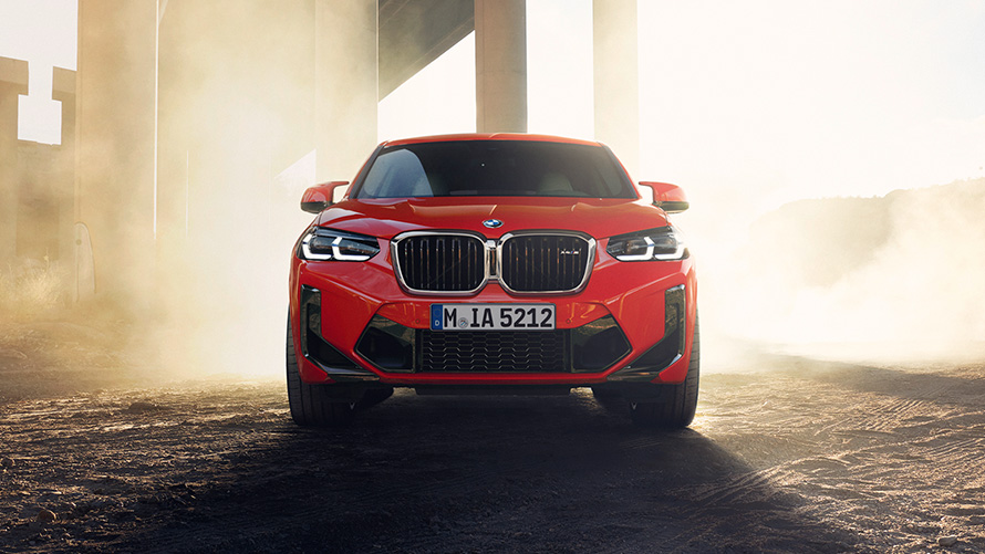 Imagine din partea frontală a unui BMW X4 M F98 LCI Facelift 2021 Roşu Toronto în dreptul unui pod
