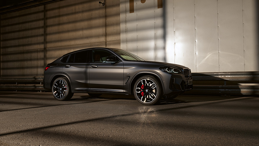 Imagine din partea laterală a unui BMW X4 M40i G02 LCI 2021 Facelift în dreptul unui perete lucios