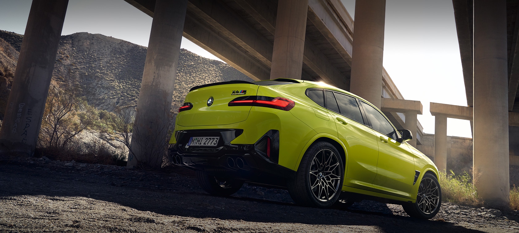 Imagine din partea laterală a unui BMW X4 M Competition F98 LCI Facelift 2021 Albastru Frozen Portimao BMW Individual, staţionând