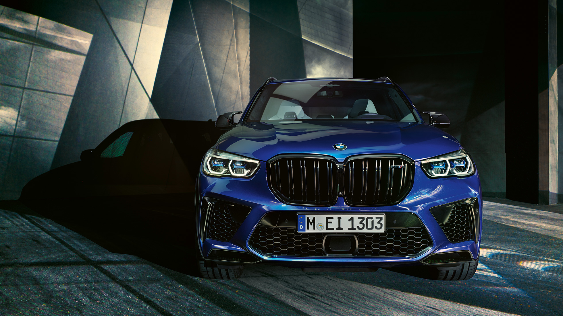 Designul exterior al BMW X5 M Competition Imagine din partea frontală cu designul exterior al BMW X5 M Competition, în Albastru Marina Bay metalizat, F95, 2020