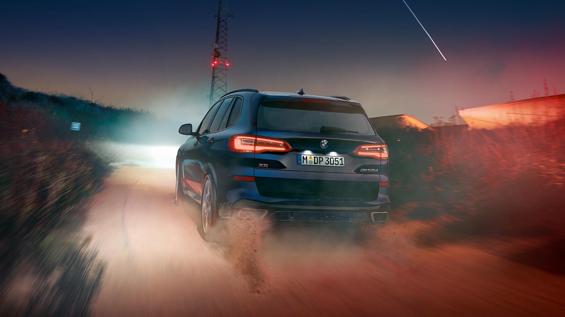 BMW X5 M50d cu motor M TwinPower Turbo diesel cu 6 cilindri Imagine cu partea spate a BMW X5 M50d, G05, în Negru Carbon cu motor M TwinPower Turbo diesel cu 6 cilindri