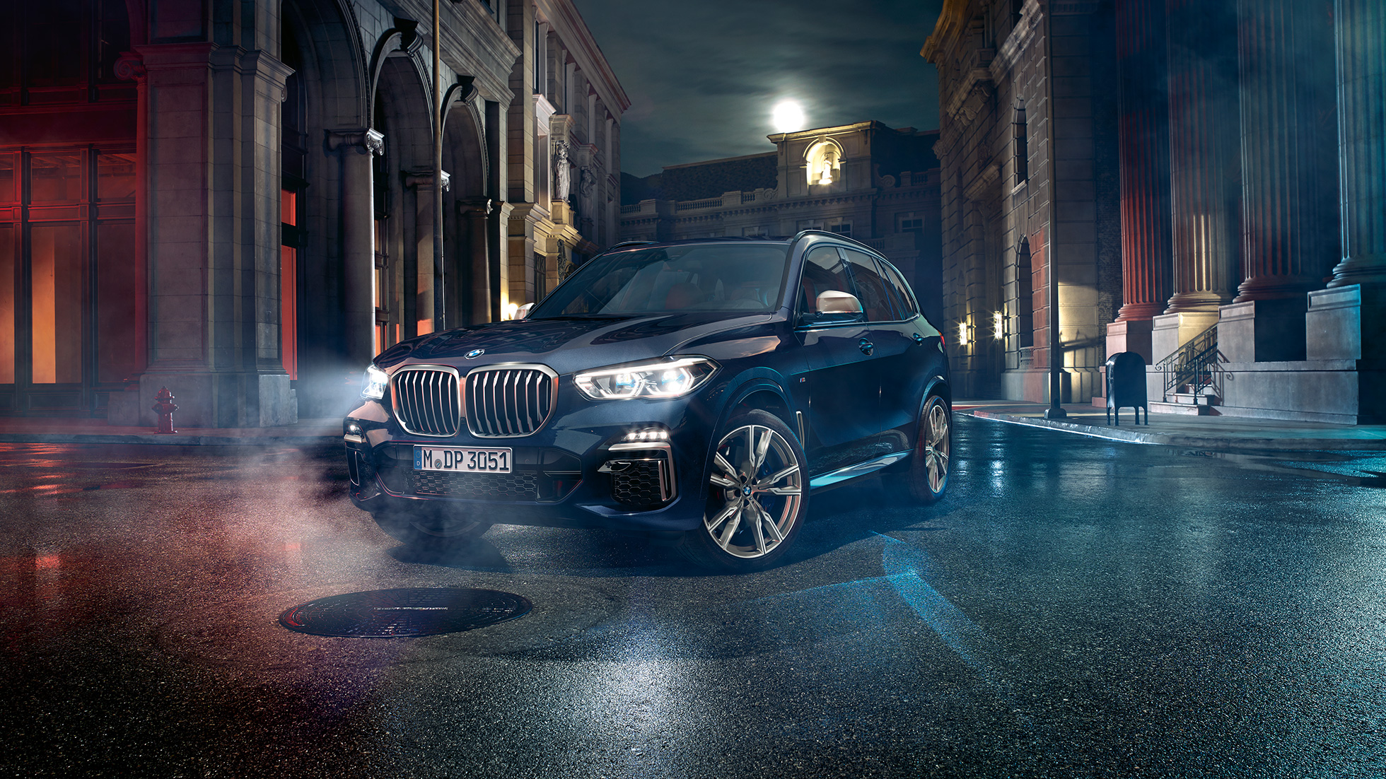 Designul exterior al BMW X5 M50i şi M50d, G05 Imagine cu trei sferturi din partea frontală a BMW X5 M50i şi M50d, G05, cu design exterior
