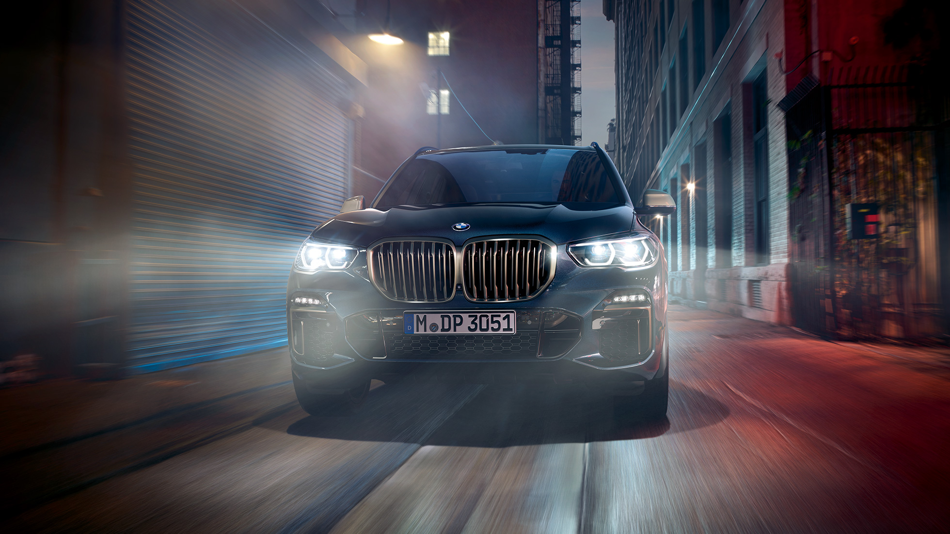 Grila BMW a BMW X5 M50i şi M50d Imagine cu partea frontală a BMW X5 M50i şi M50d, G05, în Negru Carbon metalizat cu grilă BMW în Gri Cerium